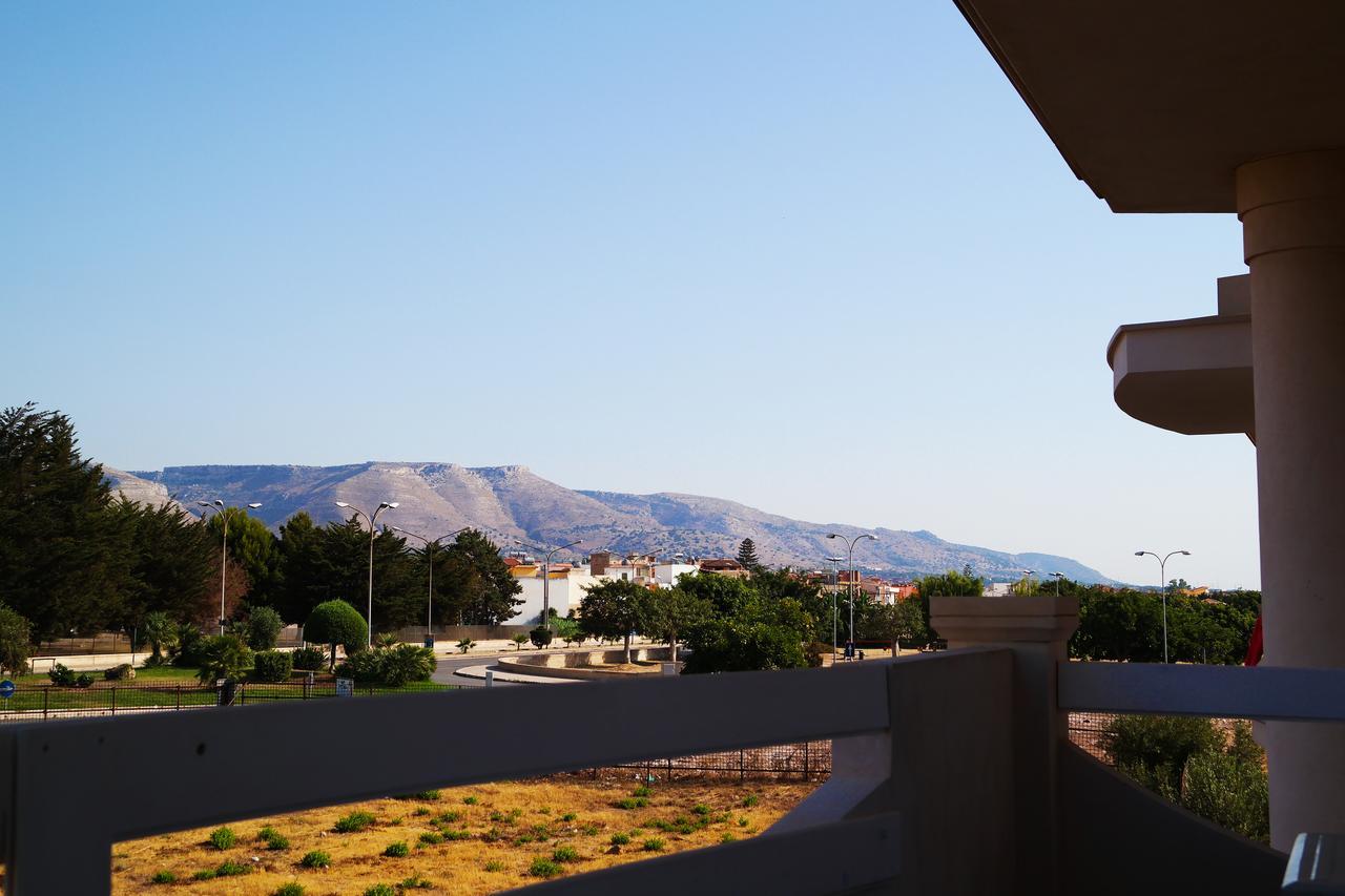 Ermes Bed & Breakfast Avola Bagian luar foto
