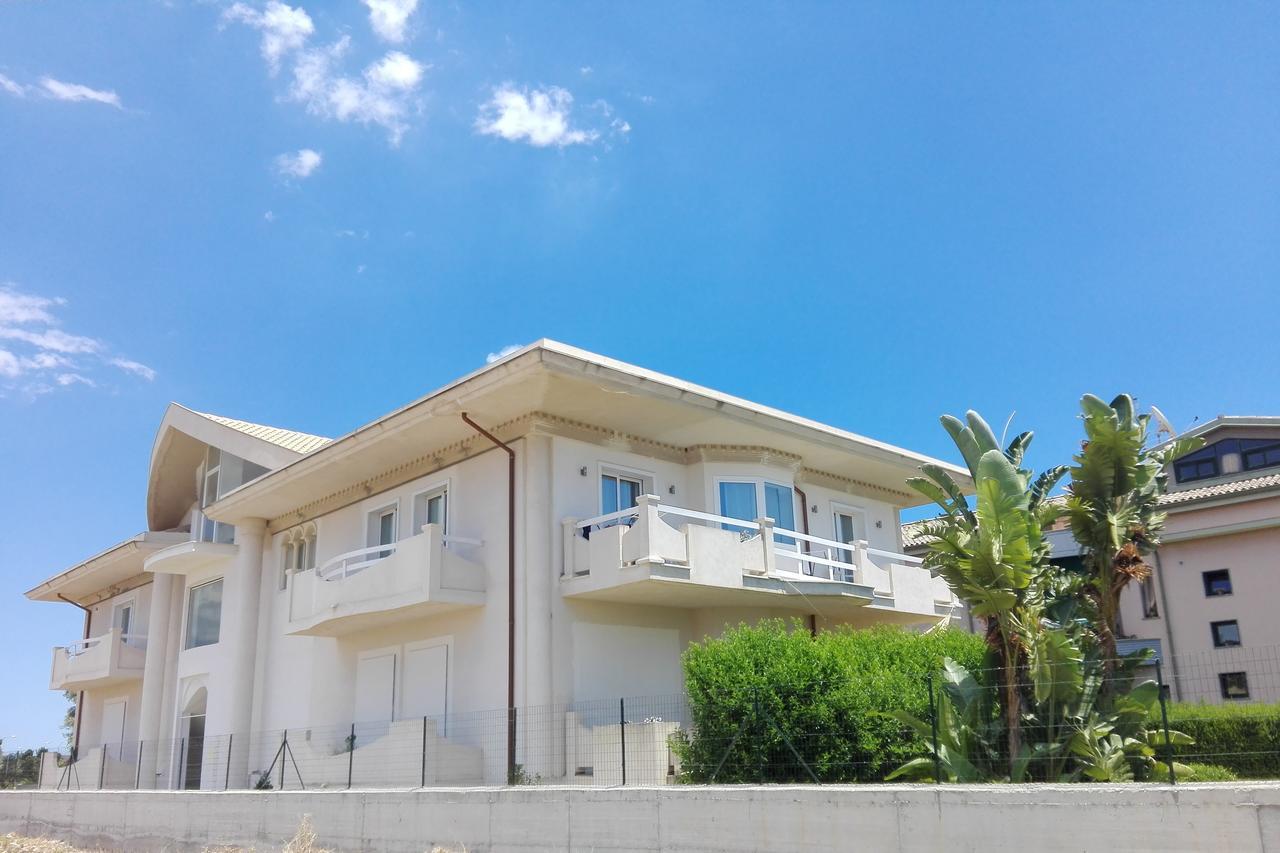 Ermes Bed & Breakfast Avola Bagian luar foto